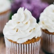 Cupcakes with Russian cream cheese frosting