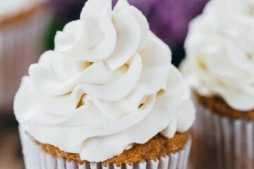 Cupcakes with Russian cream cheese frosting