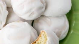 A green plate with Mom's pryaniki with mint glaze