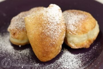 Piroshki are a classic Slavic specialty. You can make these Russian Piroshki with fruit, mashed potatoes, meat or cheese. These have apples in them.