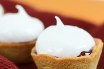 These Meringue and Raspberry Baskets (Korzinki) are really simple to make. They are delectable and completely precious. Step by step photos.