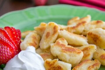 A must try cheese dumplings recipe with Ricotta cheese. These lazy vareniki are very easy and require only about 20 minutes, from start to finish to make.