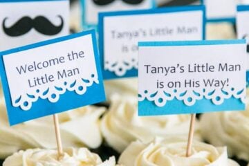 Babyshower cupcakes with little signs on them
