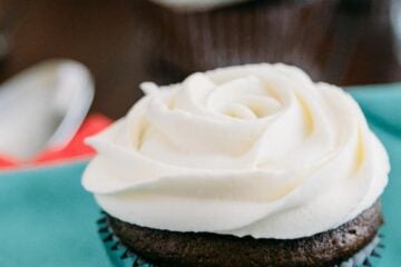 Frosting Roses are gorgeous on cakes or cupcakes. They are ridiculously quick and simple to make. You'll be a pro in no time!
