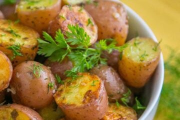 These Oven Roasted Baby Red Potatoes are crisp on the outside and perfectly seasoned. Great potato side dish for any menu. This recipe impressed my parents.