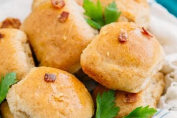 Bake your own delicious, golden garlic pampushki. These garlic pampushki are crisp on the outside and so so soft on the inside. You'll love them!