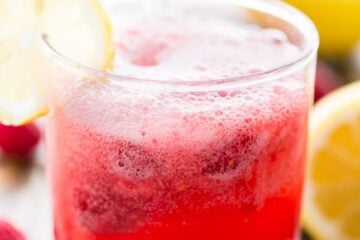 This sparkling raspberry lemonade is an easy and refreshing party drink. This raspberry lemonade will keep you cool in summer!