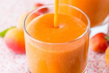 These apricot smoothies are so easy, healthy and delicious. Only 5 ingredients! @natashaskitchen
