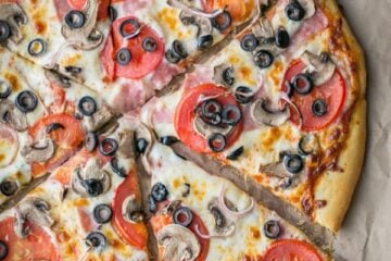 A California pizza cut into five slices
