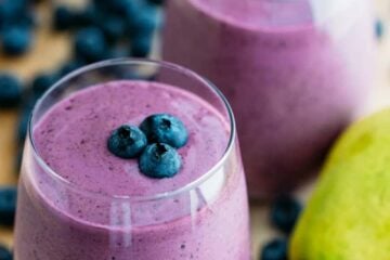This blueberry pear smoothie is a great breakfast smoothie! It's energizing and packs a lot of protein. This pear smoothie is healthy, easy (with 4 ingredients) and so tasty!