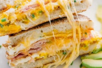 This breakfast sandwich is cheesy, juicy, easy and so delicious! All you need is 5 minutes and 5 ingredients. A one-pan breakfast sandwich recipe with video | natashaskitchen.com