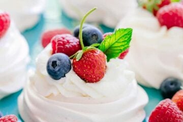 Pavlova served on a blue platter