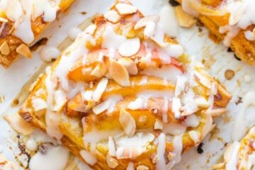 Peach tartlets with juicy peaches, toasted almonds & vanilla glaze over a flaky crust. Puff pastry peach tartlets always get RAVE REVIEWS! Easy, excellent.. | natashaskitchen.com