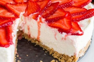 no bake cheesecake with strawberry topping