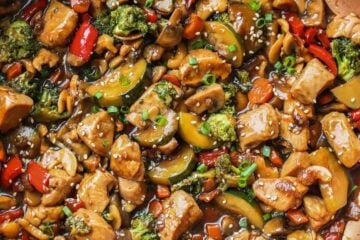 A 30-minute chicken stir fry recipe with an easy ginger honey soy sauce. Perfect easy dinner your whole family will enjoy. | natashaskitchen.com