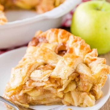 Apple pie slice on a plate