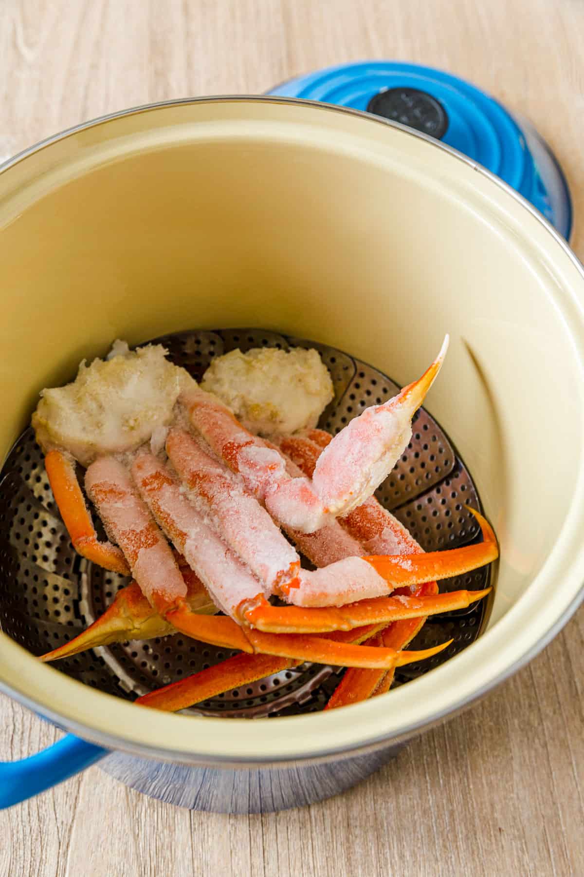 How to cook frozen crab legs in pot with steaming basket