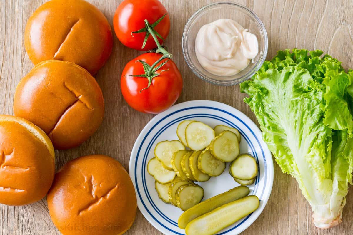 Buns and toppings for chicken sandwiches