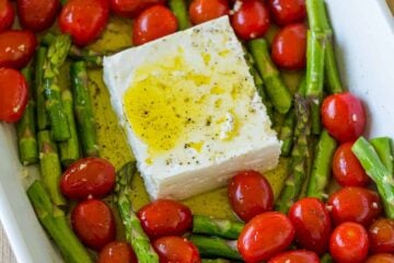 Baked feta and tomatoes pasta