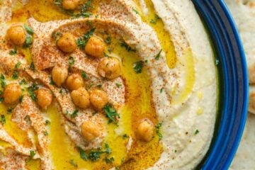 Hummus recipe served with warm pita bread