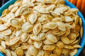 Roasted pumpkin seeds in bowl