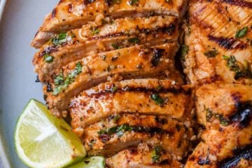 grilled chicken breasts in slices with lime slices