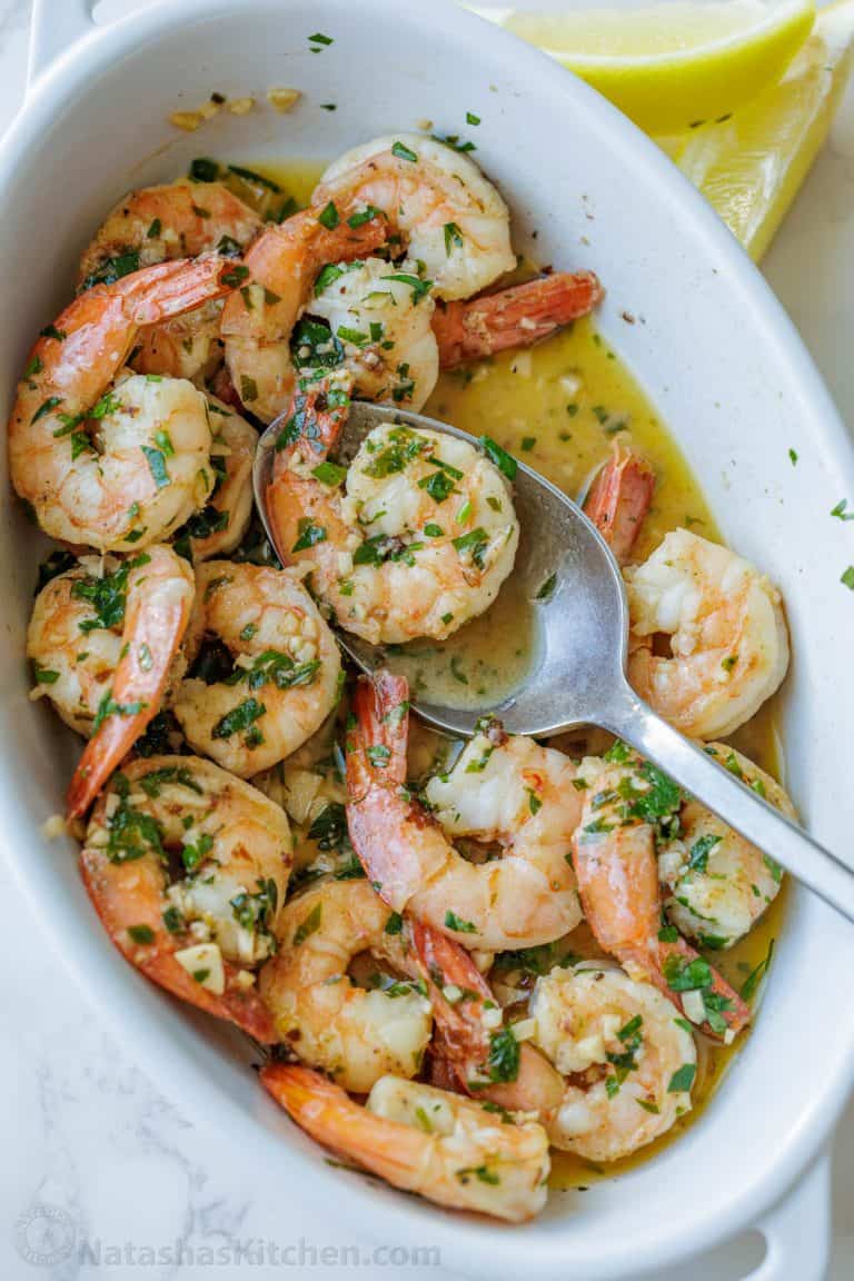 Shrimp scampi look    successful  a achromatic  crockery  with food  ail  condiment  and parsley garnish