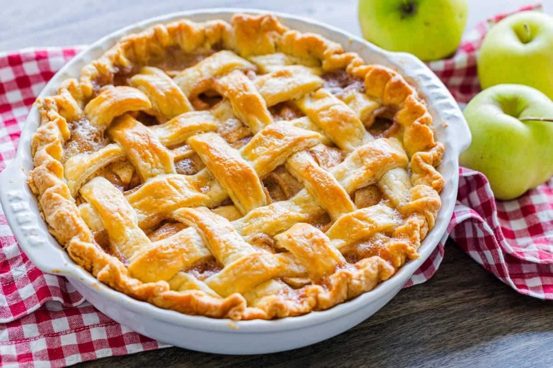 apple pie recipe in a white pie pan