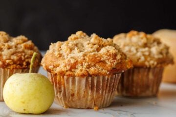 Bakery-Style Apple muffins with crumb topping
