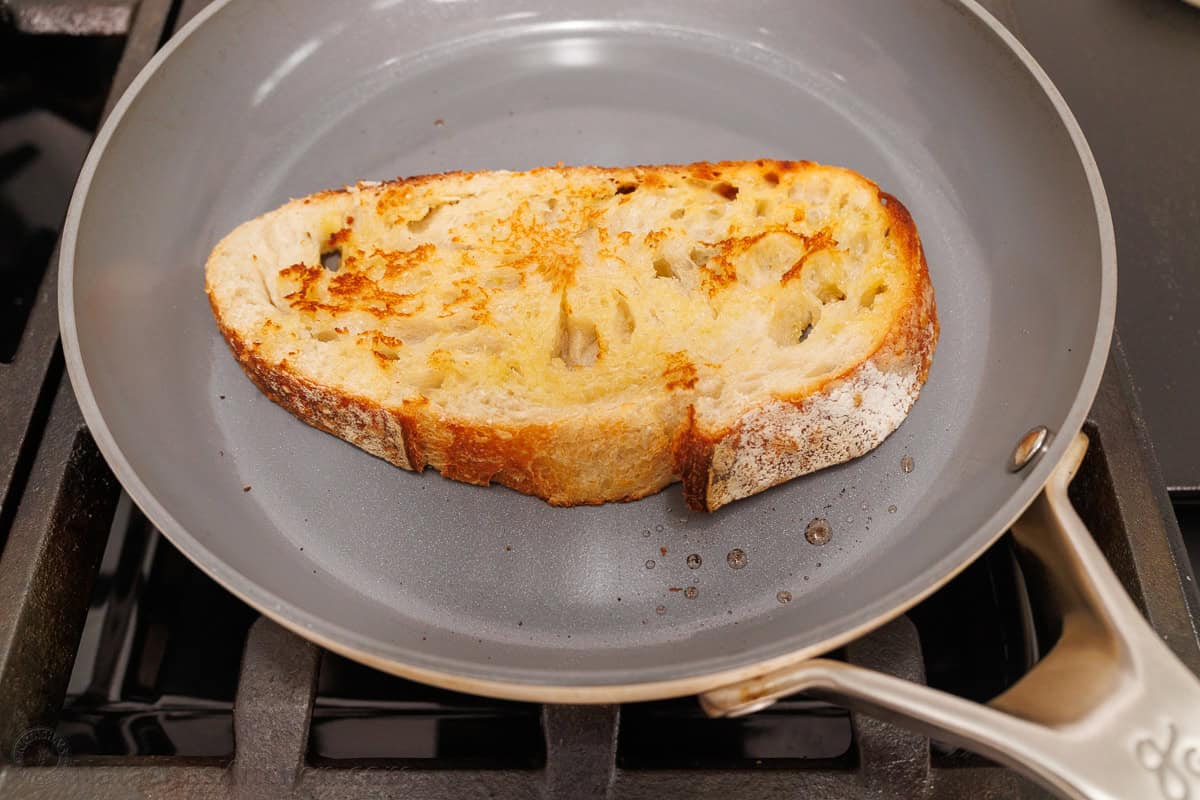 Best high-protein avocado toast recipe with egg, cottage cheese, bagel seasoning and honey in 10 minutes. It's our go-to breakfast recipe! How to warm bread slices in a skillet